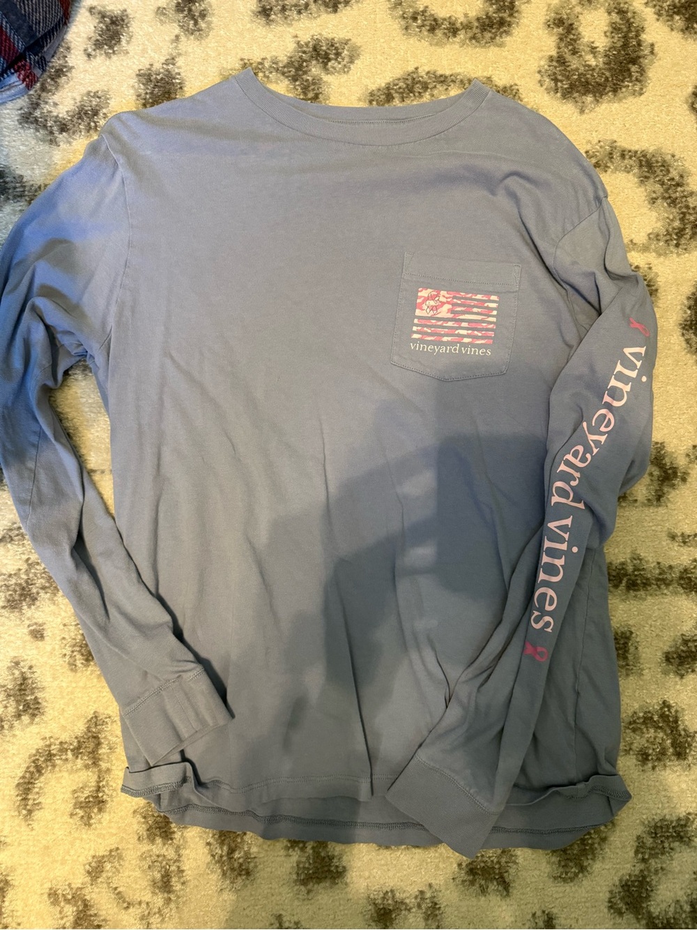 Vineyard Vines Men’s Long-Sleeve Pocket Tee in Slate Blue with Pink Sleeve Logo